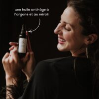 アルガンオイルは目元に使える？クマ・シワへの効果と正しい使い方